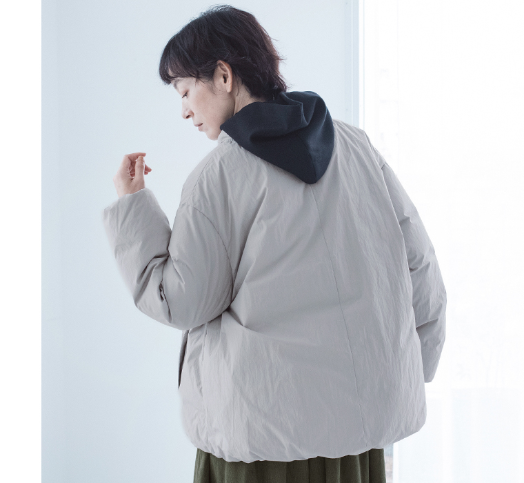 &yarn ふんわり軽量ちび襟ダウンジャケット アイスグレーのふっくらとしたバックシルエットとフード付きトップスの重ね着