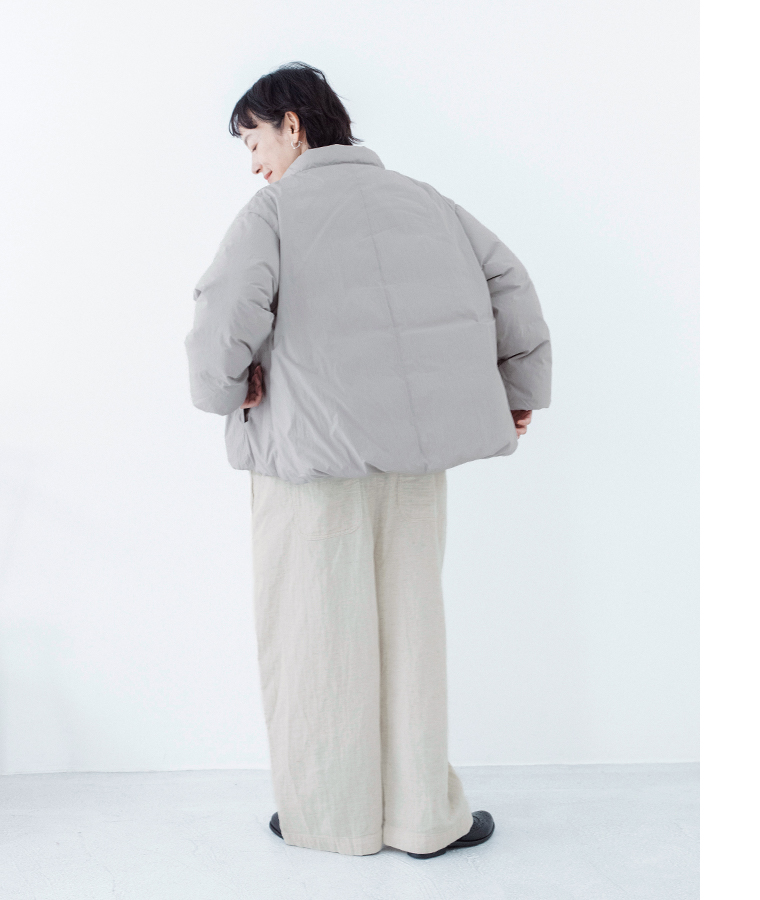 &yarn ふんわり軽量ちび襟ダウンジャケット アイスグレーとアイボリーのワイドパンツを合わせた淡色コーデの後ろ姿