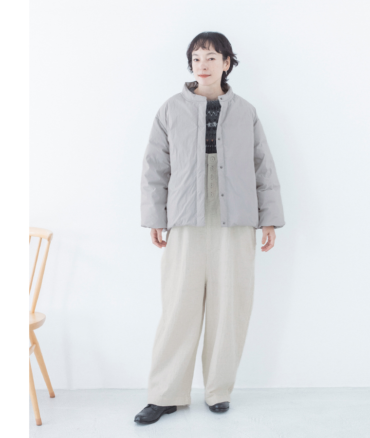 &yarn ふんわり軽量ちび襟ダウンジャケット アイスグレーに柄ニットとアイボリーのワイドパンツを合わせた冬の装い