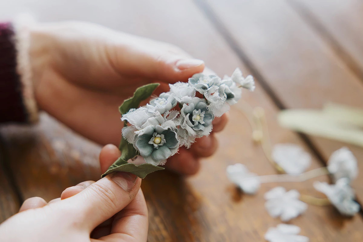 【コラボ発売記念】「100年愛せる花飾り」アトリエ染花の工房で、時を経ても色褪せないコサージュのひみつを聞きました