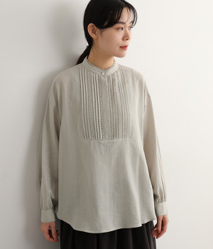 レース付きピンタックブラウス