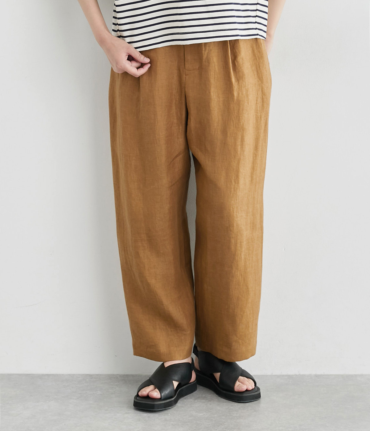 リネンツイル裾ベルトテーパードパンツ