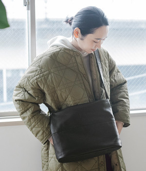 ガーメントレザー サスティナブルボディショルダー(ブラック-ONESIZE)