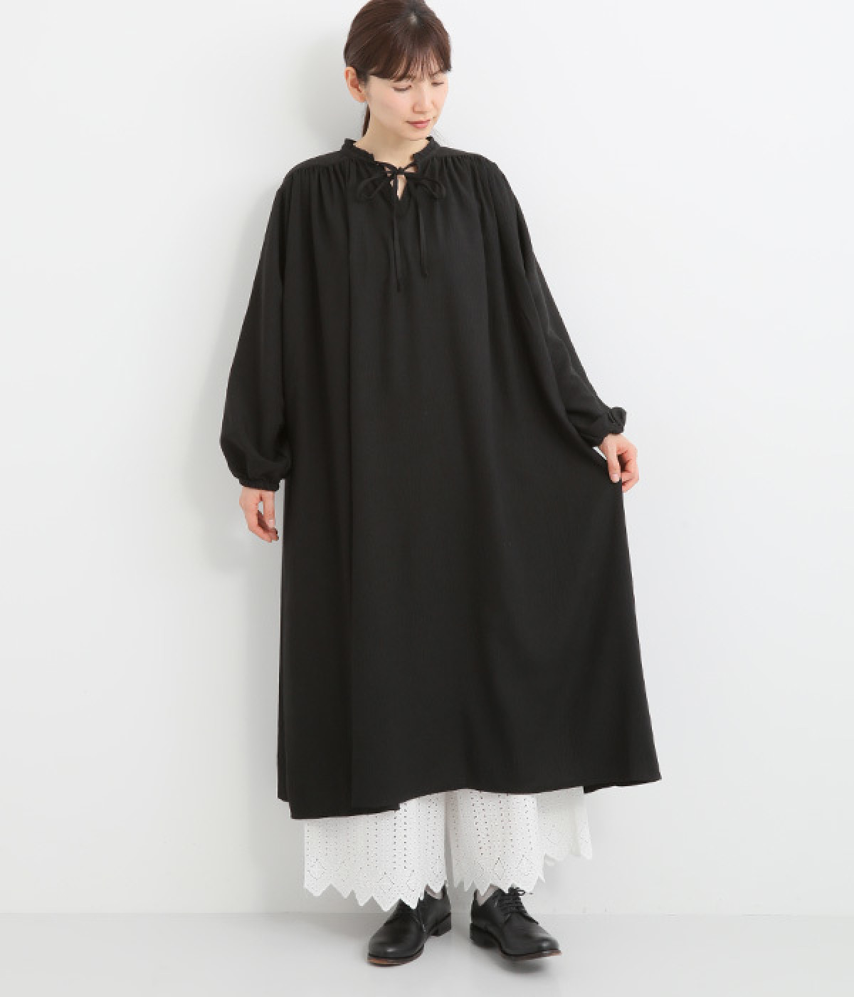 高品質ミンクカシミヤ100 肉厚 暖かい 上品 ワンピース 黒 肩ヨークギャザーワンピース（m.n）の商品詳細