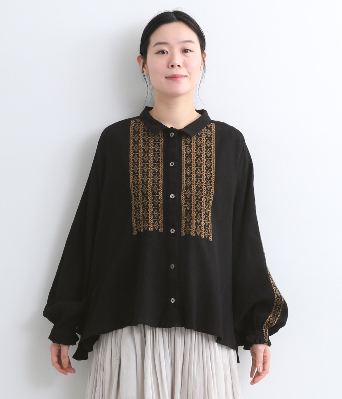 新品　今季　かぐれ　コットンスクエアポンチョシャツ 2025 ブラック　綿 コットンクレープ刺繍シャツ（A View From Here）の商品詳細