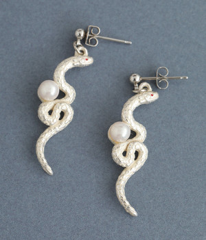 サーペンス　ピアス