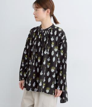 手捺染コットン　フラワーポットプリント　変形ヘムスタンドカラーシャツ(ブラック-F)