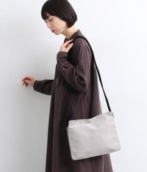 マイクロファイバースエード　ショルダーバッグM(アイボリー/ブラック-F)