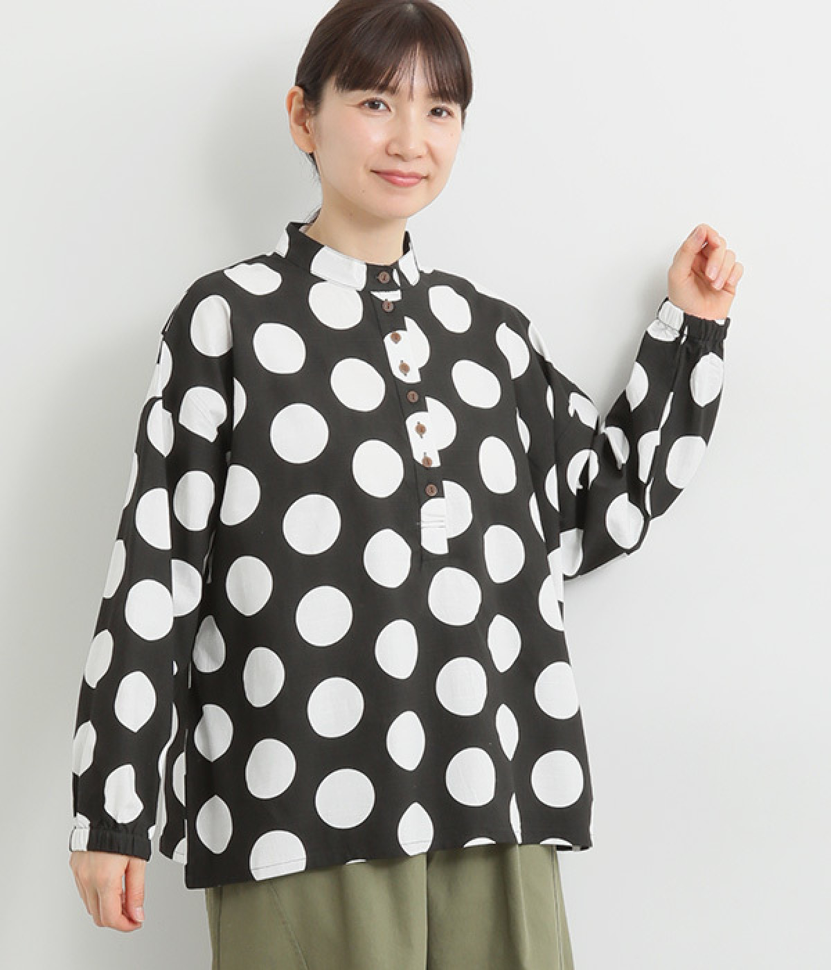 リネン混 ビッグドット多ボタンプルオーバー(ブラック-ONESIZE)