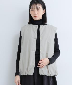 中綿キルティング　ノーカラーベスト(グレイッシュサックス-F)