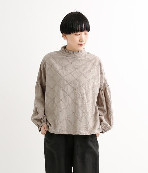 コットンローン矢羽刺繍柄フリル襟2WAYブラウス(グレージュ-L)