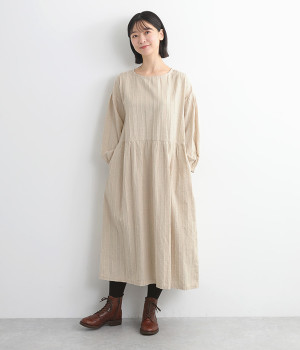 コットンリネンスラブクルーネックギャザーワンピース(ベージュ-L)