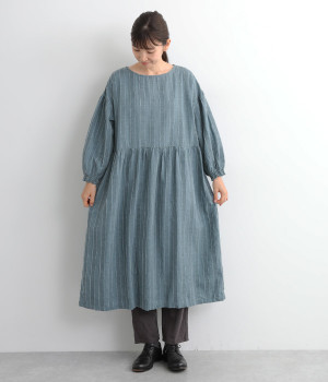 コットンリネンスラブクルーネックギャザーワンピース(ブルー-L)