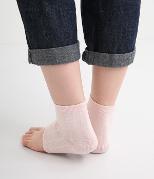 履くだけ簡単　かかとつるつるシルクサポーター