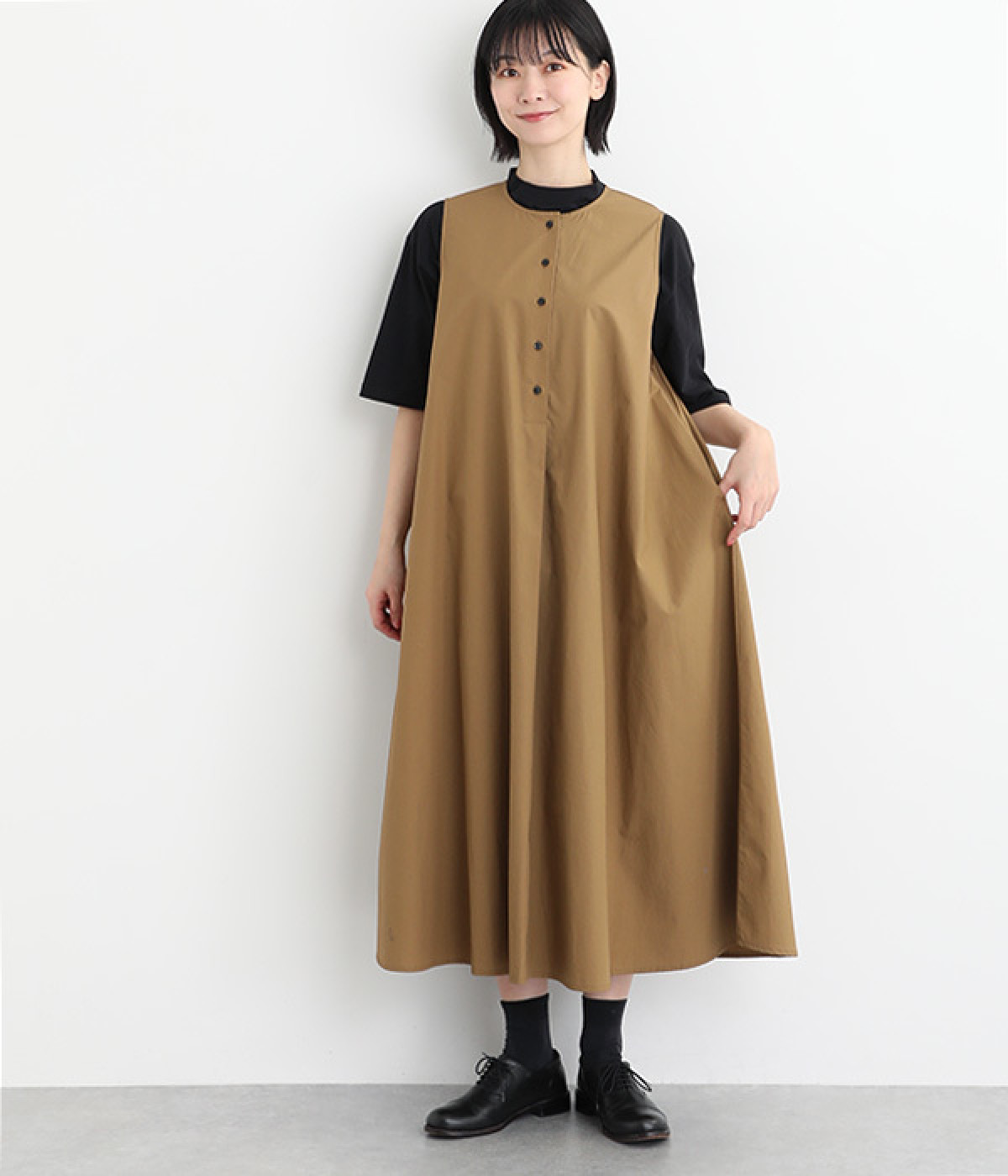 日本製　クルーネックフレアーノースリーブワンピース(ベージュ-ONESIZE)