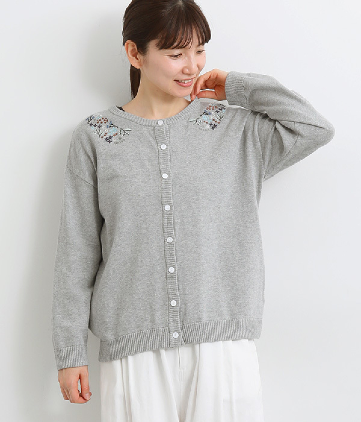 コットンニット襟まわりフラワー刺繍カーディガン（Emago）の