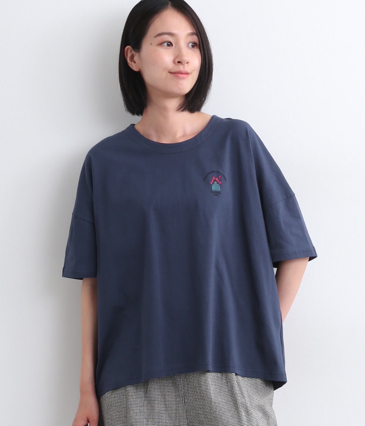 花瓶刺繍ボタン止めＴシャツ
