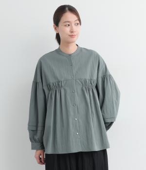 ウォッシュ加工胸元ギャザー切替ブラウス