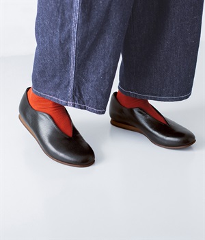 フラットパンプス