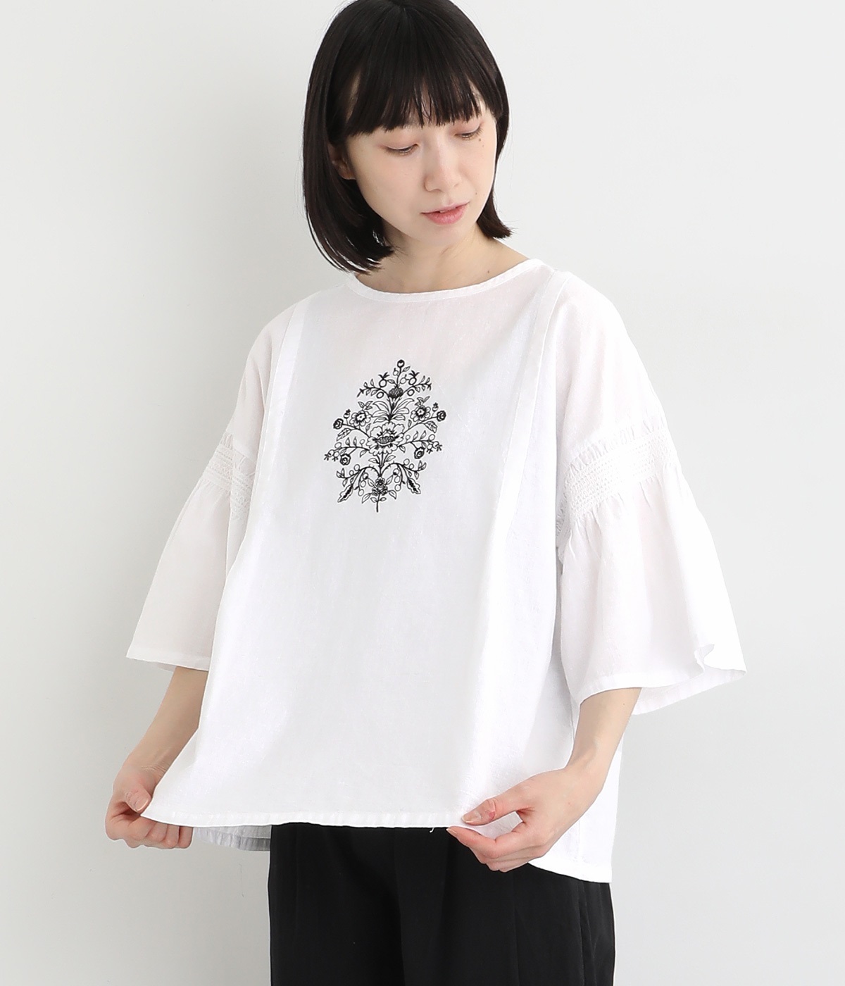 【tukuroi by SUN VALLEY】コットンリネン平織　モチーフ刺繍6分袖シャーリングブラウス(シロ-ONESIZE)