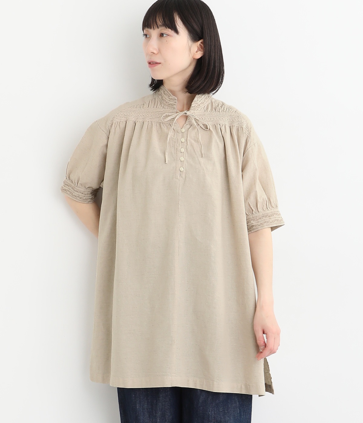 【tukuroi by SUN VALLEY】コットンリネン平織　ライン刺繍5分袖チュニックブラウス(キナリ-ONESIZE)