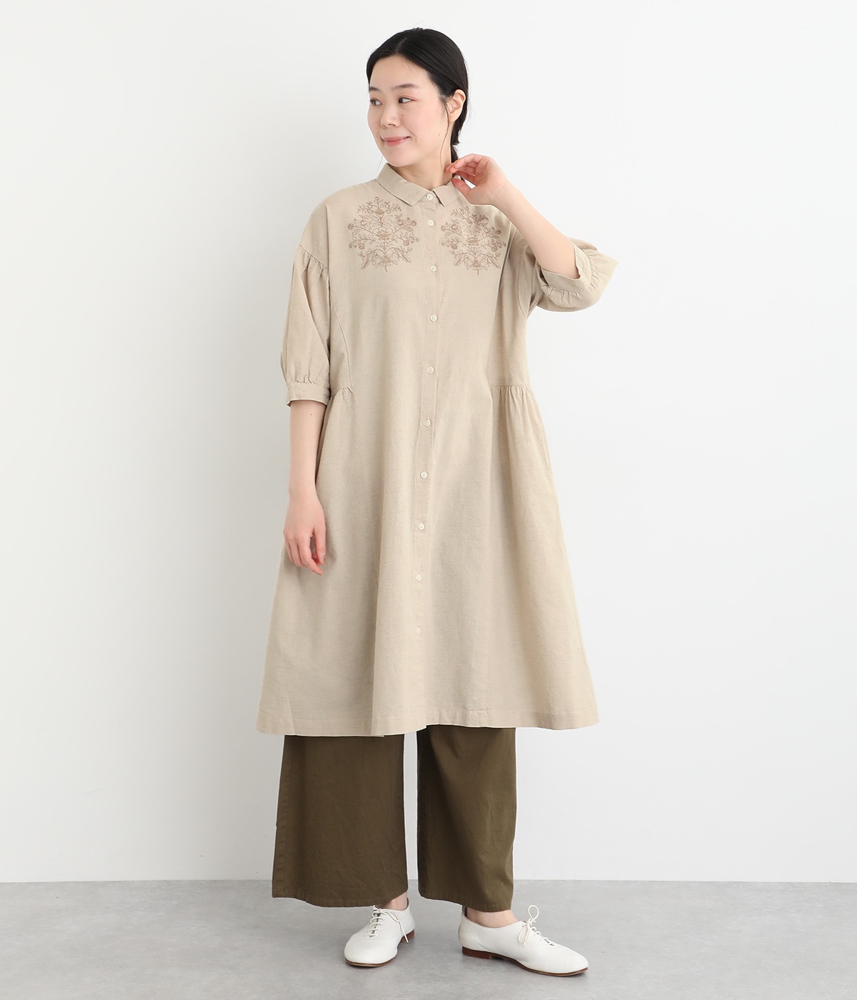 tukuroi by SUN VALLEY】コットンリネン平織 モチーフ刺繍6分袖