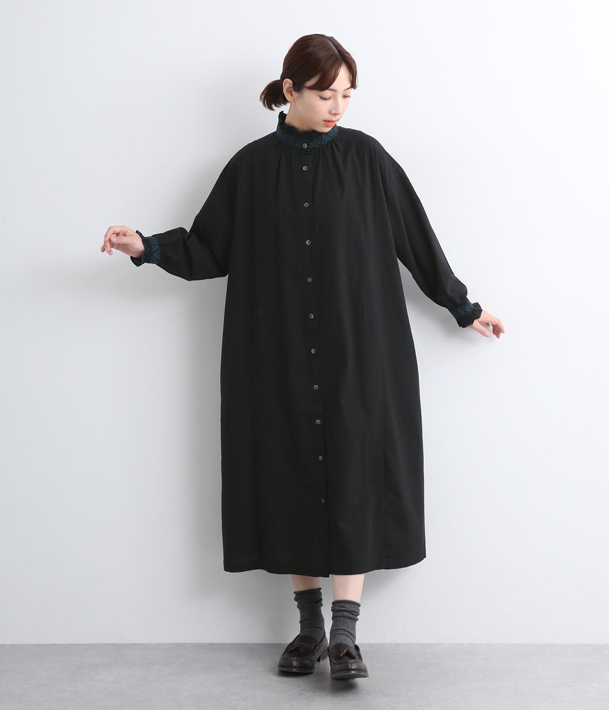 コットン平織ライン刺繍　フリルネックワンピース(スミクロ-F)
