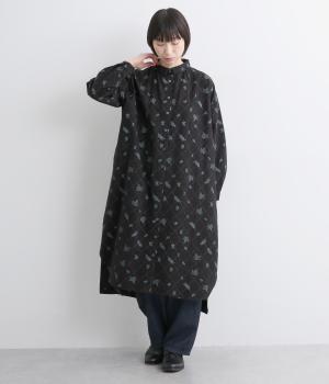 コットン平織起毛総柄プリントシャツワンピース(クロ-F)