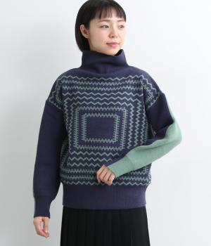 前後リバーシブルジオメトリック柄ハイネックワイドニット