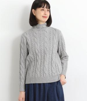 立体ケーブル編みハイネックニット