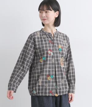 ＜アーティストコラボ　マツモトヨーコ＞コットンリネンチェック「居心地のいい部屋で」オンケミ刺繍ブラウス(ブラック-F)