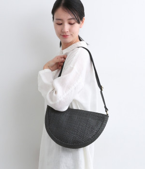 【Kyuca】ハーフムーンショルダー