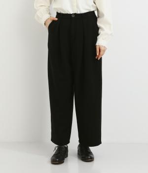 コットンウールカルゼ前タック後ろバックル付きパンツ
