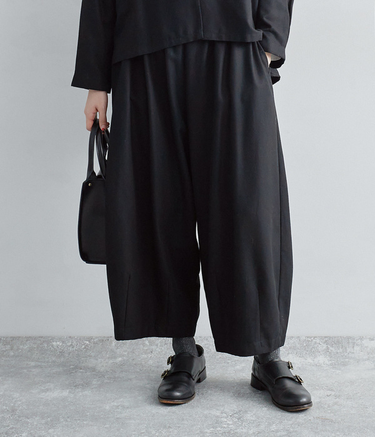 blue willow ⿻ コットン サルエル サロペットパンツ 黒 タック 春 blue willow ⿻ コットン サルエル サロペットパンツ 黒 タック 春