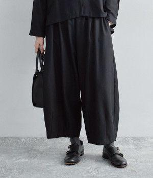 コットンレーヨンタックコクーンパンツ(ブラック-ONESIZE)