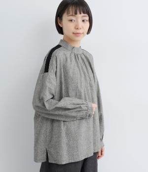 コットンリネン　肩レースハイネックブラウス