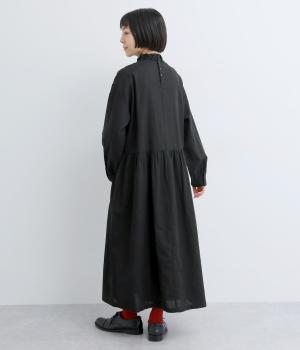 コットンリネン　スタンドフリルワンピース(ブラック-F)