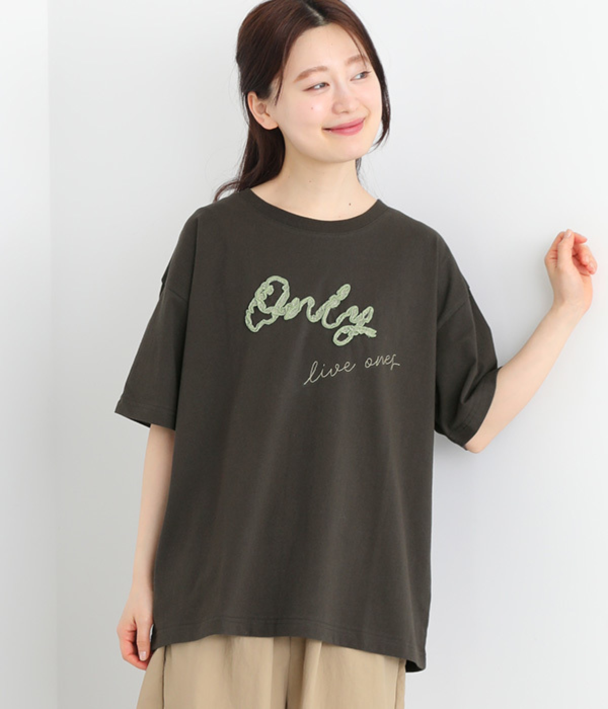 フリルロゴ刺繍Tシャツ（NUEVO BLANCA）の商品詳細