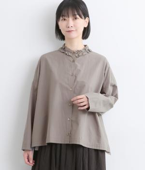コットンタイプライターフリルネックブラウス