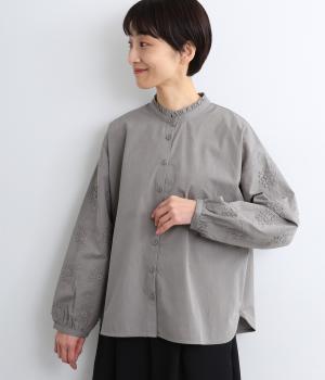 コットン布帛無地襟フリル付袖モチーフ刺繍入りブラウス(グレー-F)