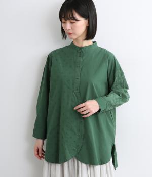 先染コットン無地・花柄刺繍・ドットドビー柄前開き裾前後差付チュニック(グリーン-F)