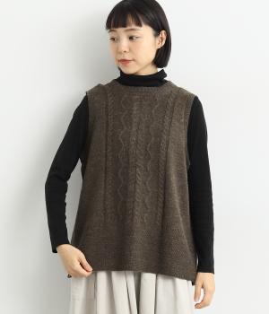 編み柄入り後ろレイヤード布帛コンビ釦開きニットベスト