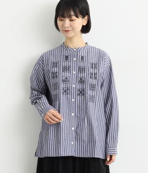 スタンドカラー前パネル刺繍ブラウス