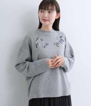 前胸・右袖口花刺繍入りニットプルオーバー