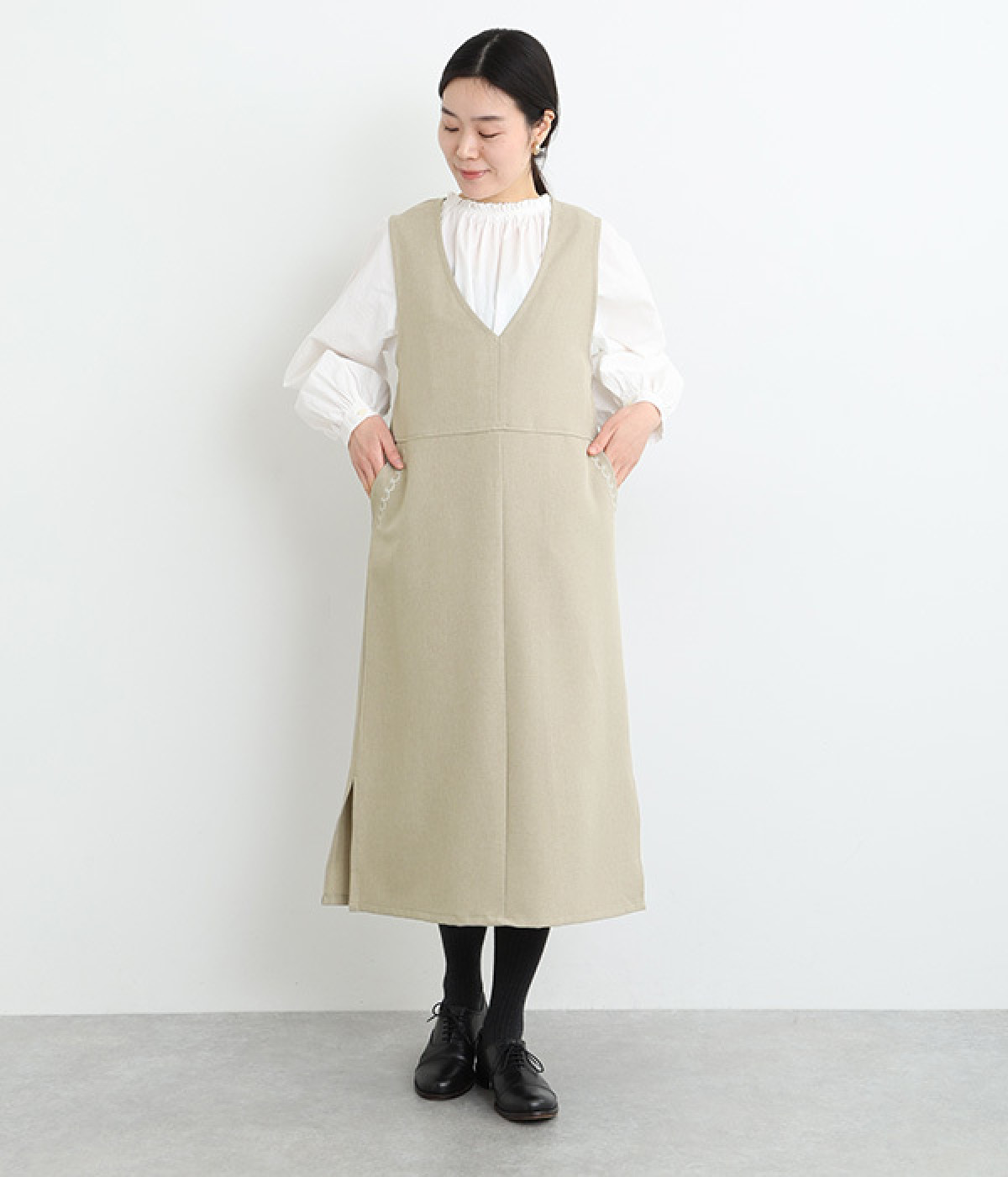 刺繍入りVネックジャンパースカート(ベージュ-M)