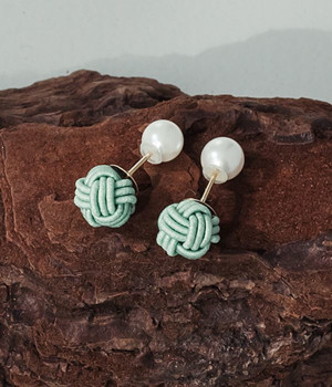 玉結び　ピアス