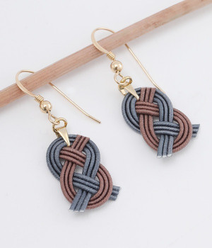 抱きあわじ結び　ピアス