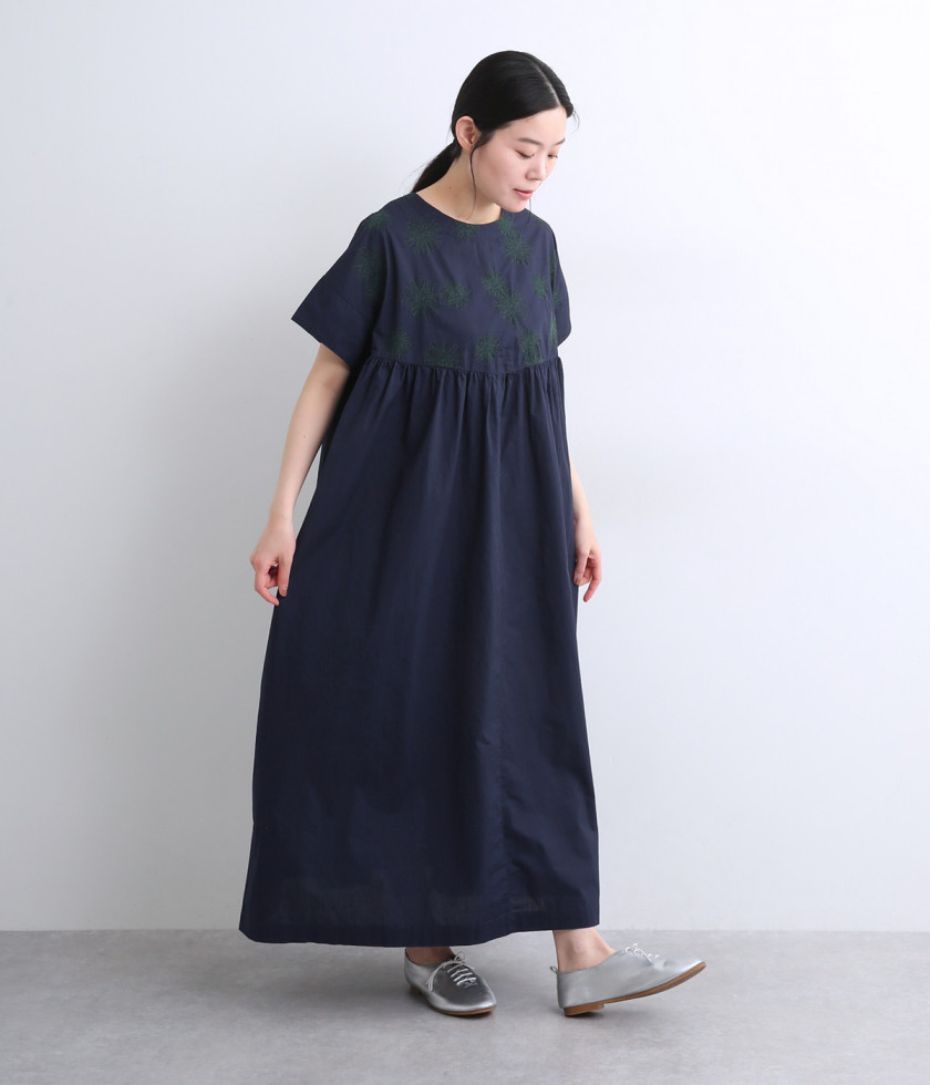コットンポプリン　ダリア刺繍ワンピース