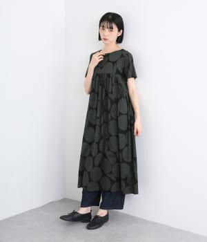 コットンビッグドット後ろボタン切替ギャザーワンピース