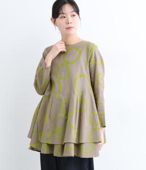 リネンコットンバブル柄後ろボタンティアードブラウス
